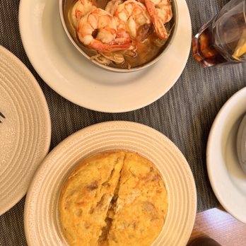 Guell - camarones de ajo y tortilla de papa - Tapas/Small Plates Near Me - Barcelona, B
