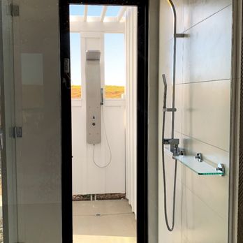 The New Inn - Indoor/outdoor shower - Hotels Near Me - Temecula, California The New Inn - Indoor/outdoor shower - Hotels Near Me - Temecula, California