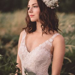 The Carrot Flower Company - For weddings and special events, we create garlands, arbors, centerpieces, bouquets, boutonnières, and much more. Photo @dillon_ivory.