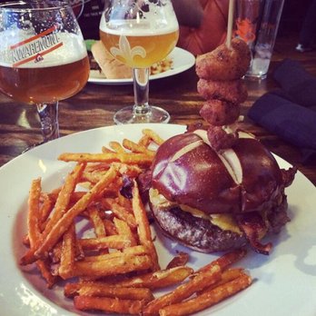 Café Hollander Hilldale - American Near Me - Madison, Wisconsin