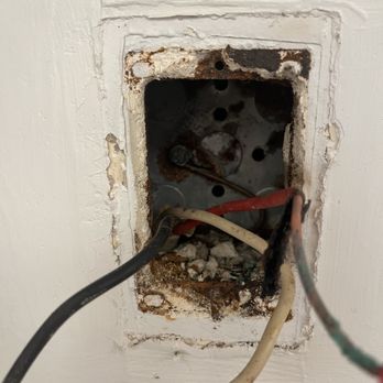 Encreso Electric - Rusty outlet that so-call "electrician" said was "fine." - Electricians Near Me - Irvine, California Encreso Electric - Rusty outlet that so-call "electrician" said was "fine." - Electricians Near Me - Irvine, California