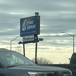A & W Windbreak Hotel Cafe & Bar - Trout House : windbreak sign