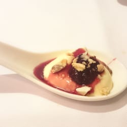 Chiuso - Prepostre de crema de vainilla, garrapiñada de nueces y frutilla macerada al malbec.