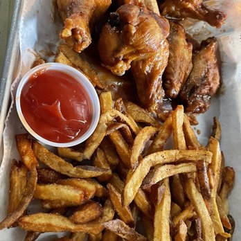 Krootz Brewing Company - Bbq wings and fries - Brewpubs Near Me - Gainesville, Texas