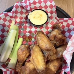 Locos Grill & Pub - 10 Classic Wings mild