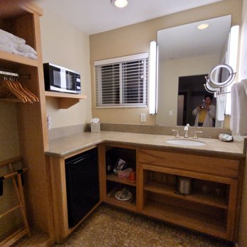 Cambria Shores Inn - Plenty of room - Hotels Near Me - Cambria, California