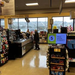 Safeway - This photo shows screen AND the empty line. You'll notice it's sending me to another line even though this one is just about empty.