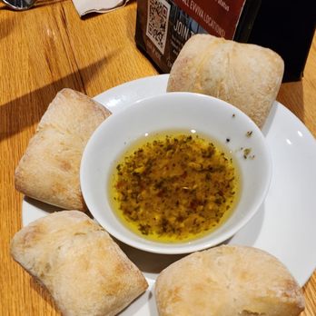 Evviva Trattoria - Complimentary rolls and herbed oil - Pizza Near Me - Wrentham, Massachusetts