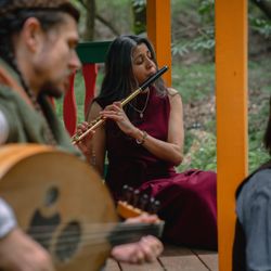 Maheshwari's Resonance - Flute lessons
Photo by Julia Maryanska
