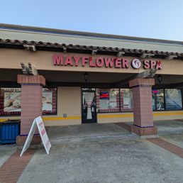 Between Ralph's and CVS is a tiny slice of heaven, great legit massages. Thanks Lucy.