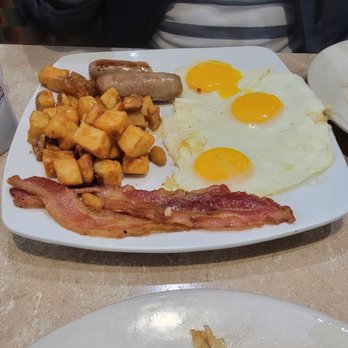 Ozzie's Diner - One of the platter this one is with biscuit and gravy. - American Near Me - Aurora, Illinois