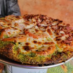 Sam & Greg's Pizzeria Gelateria - Half pesto half meatlovers