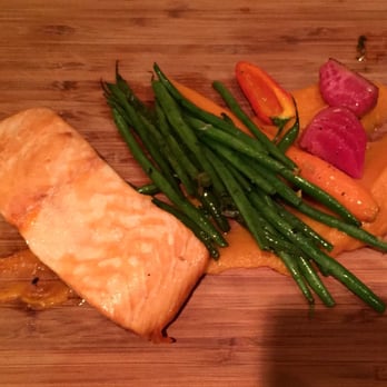 Circos - salmon, carrots, and green beans on a cutting board - Burgers Near Me - Montreal, Quebec