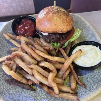 Moku Kitchen - Burger & fries - Cocktail Bars Near Me - Honolulu, Hawaii