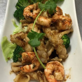 Tara Thai Cafe - CS3  GARLIC LOVERS : Shrimp and squid sauteed with garlic and peppers over steamed vegetable - Thai Near Me - Redondo Beach, California