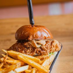 Pochos - SPICY FRIED CHICKEN SANDO!
CHICKEN BREAST, GUAJILLO AIOLI, HOUSE B&B PICKLE, HONEY SRIRACHA, BRIOCHE BUN