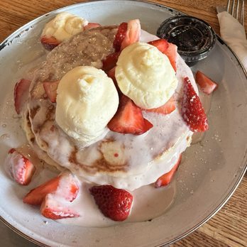 Pradera Brunch - Fresas con crema pancakes - Breakfast & Brunch Near Me - Baldwin Park, California