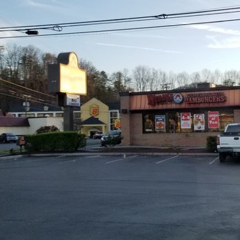 Wendy's - a view of the outside of the restaurant - Burgers Near Me - Pigeon Forge, Tennessee