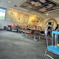 Schoop's Hamburgers - Dining area