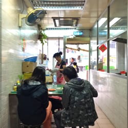 豆漿王阿媽 - It's a small space! Only one woman working on Saturdays.
