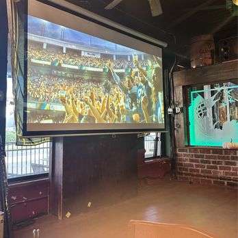Murphy’s Irish Pub - Sports Bar with Plenty of TVs! And, a little stage for music and such! - Irish Near Me - Virginia Beach, Virginia