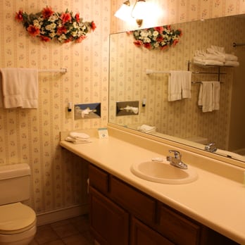 Evergreen At The Thompson House - Large clean bathrooms in every room. - Hotels Near Me - Windham, New York Evergreen At The Thompson House - Large clean bathrooms in every room. - Hotels Near Me - Windham, New York