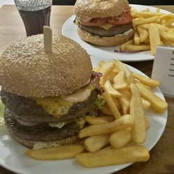 Torhaus - Vorne der Giant Burger, hinten der Cheese Burger