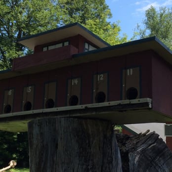 Willowood Inn - in the back yard the birdhouse is a replica of the motel itself :) - Hotels Near Me - Baraboo, Wisconsin