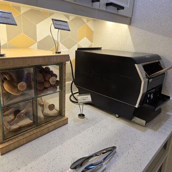 Hyatt Place Flint / Grand Blanc - Breakfast bar: sourdough bread, bagels and donut holes - Hotels Near Me - Flint, Michigan Hyatt Place Flint / Grand Blanc - Breakfast bar: sourdough bread, bagels and donut holes - Hotels Near Me - Flint, Michigan
