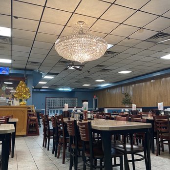 Pho Dai Loi 2 - Simple layout but extravagant looking chandelier - Vietnamese Near Me - Atlanta, Georgia Pho Dai Loi 2 - Simple layout but extravagant looking chandelier - Vietnamese Near Me - Atlanta, Georgia