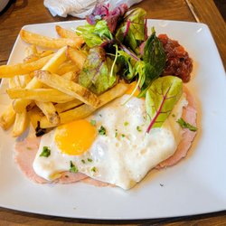 Barge Inn - Ham with a brace of eggs, ale chutney, and chips