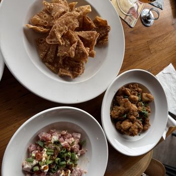 Restaurant 604 - Poke nachos with chips in the side. Garlic chicken - Breakfast & Brunch Near Me - Honolulu, Hawaii