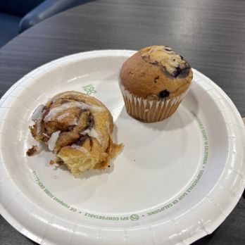 Holiday Inn Express & Suites - Byron - Cinnamon role and a blueberry muffin - Hotels Near Me - Byron, Georgia