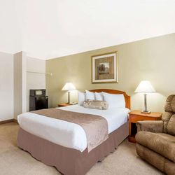 Ramada by Wyndham Ely - Guest room
