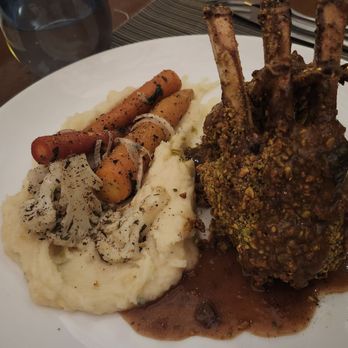 Restaurant Calvi - Carré d'agneau avec pistaches en croûte - Italian Near Me - Laval, Quebec Restaurant Calvi - Carré d'agneau avec pistaches en croûte - Italian Near Me - Laval, Quebec