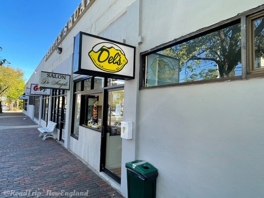 Del's Lemonade by null