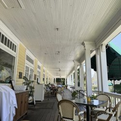 Lakeside Inn - Patio area