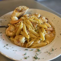 Pappas Restaurant and Sports Bar - Shrimp Ala Vodka mit penne noodles - DELISH !!