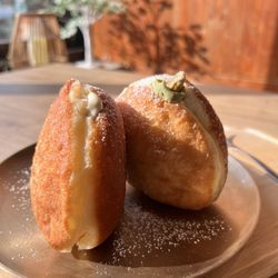 Gabe Cafe - Earl grey and pistachio