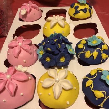 Le Duc Gourmet Bakery - Floral cupcakes with pins - Bakeries Near Me - Houston, Texas Le Duc Gourmet Bakery - Floral cupcakes with pins - Bakeries Near Me - Houston, Texas