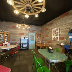 Ben's Soft Pretzels - Further dining room