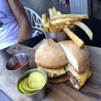 Hideout - Bars Near Me - Honolulu, Hawaii