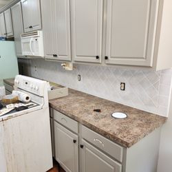 Ricardo Cleto - Before refinishing countertops. I already painted Cabinets and started the backsplash.