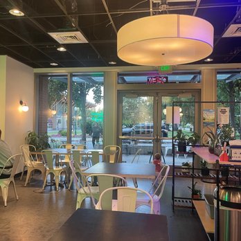 Elements - Dining area - Ice Cream & Frozen Yogurt Near Me - Puyallup, Washington