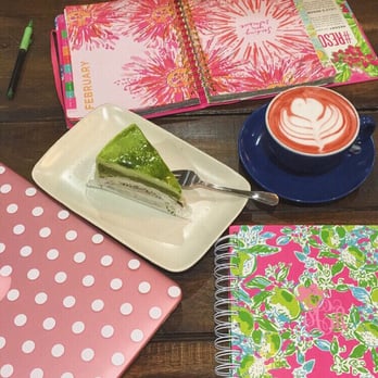 Hanso Café - Red velvet latte and matcha green tea cake - Coffee & Tea Near Me - Madrid, M Hanso Café - Red velvet latte and matcha green tea cake - Coffee & Tea Near Me - Madrid, M