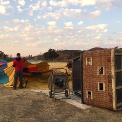 Calistoga Balloons - The men inflating the balloon