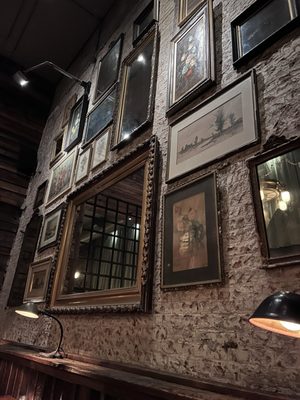 Harp & Crown by null