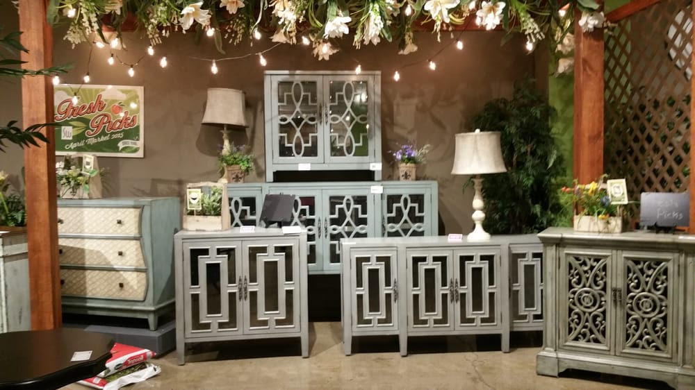 INTERNATIONAL HOME FURNISHINGS CENTER Updated October 2024 210 E