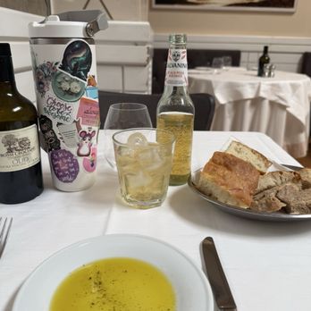 Crab - Warm bread with great tasting olive oil - Seafood Near Me - Rome, RM