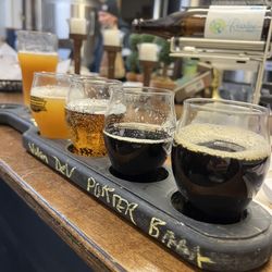 Shrewd Fox Brewery - Flight - Yulan hevizien, Devenoge, Porter, pumpkin Spice